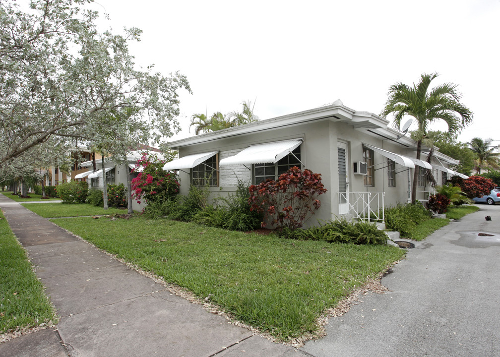 23 Salamanca Ave in Coral Gables, FL - Foto de edificio