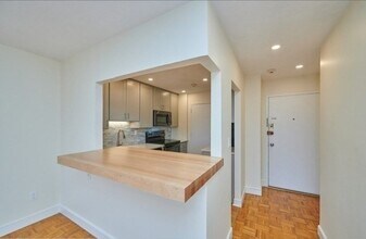 28 Pond St, Unit 23 in Boston, MA - Building Photo - Building Photo