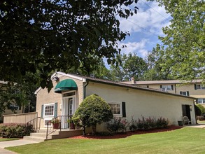 Dodson Courtyard Apartments in East Point, GA - Building Photo - Building Photo