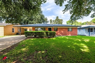 1913 Lee St in Bossier City, LA - Building Photo