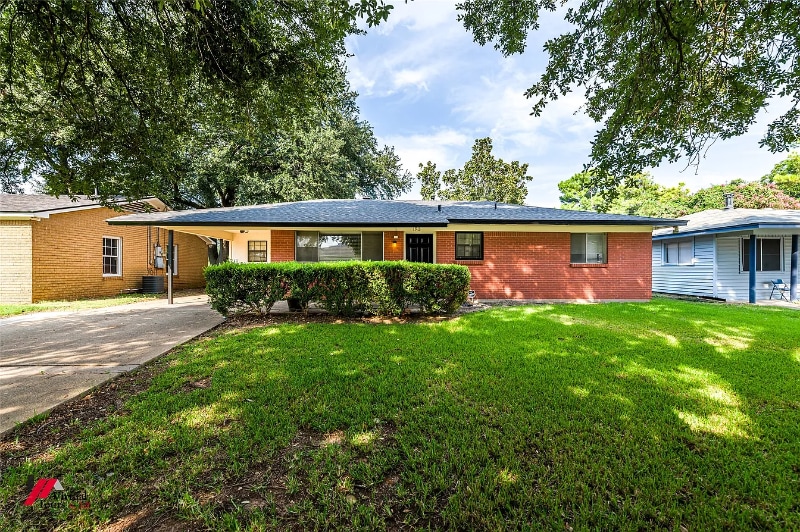 1913 Lee St in Bossier City, LA - Foto de edificio