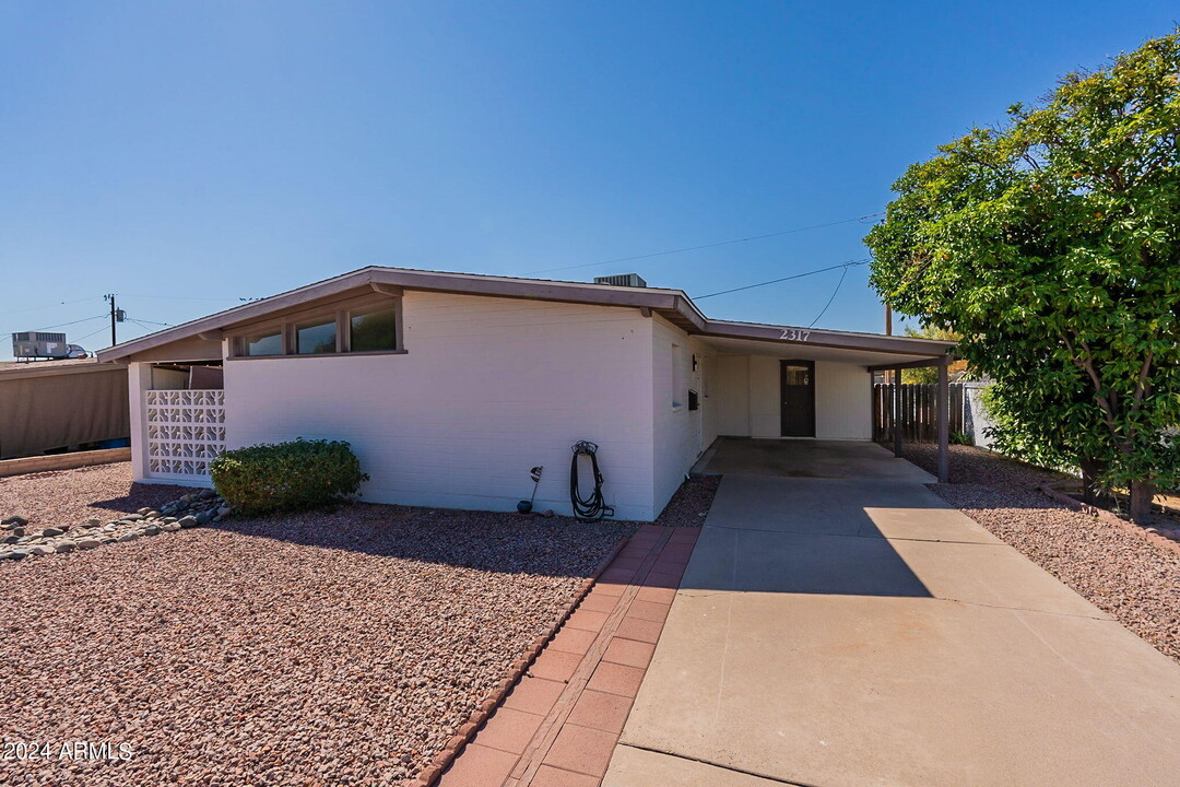 2317 E Sylvia St in Phoenix, AZ - Foto de edificio