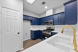 8943 W Hove Loop in Austin, TX - Building Photo - Building Photo