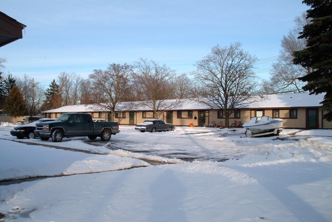 Airport Apartments in Waterford, MI - Building Photo - Building Photo