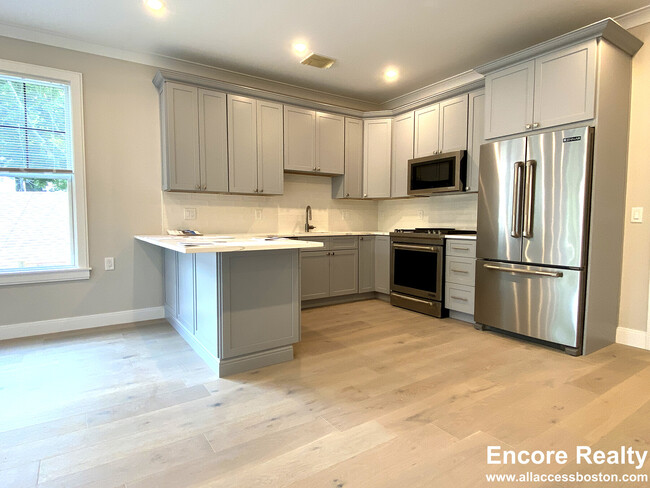 31 Cummins Hwy, Unit 2 in Boston, MA - Building Photo - Building Photo