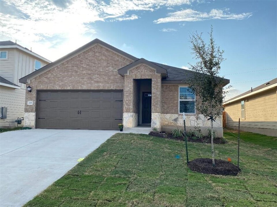 208 Babblebrook Way in Hutto, TX - Building Photo