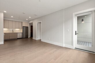 3193 Washington St, Unit PH3 in Boston, MA - Foto de edificio - Building Photo