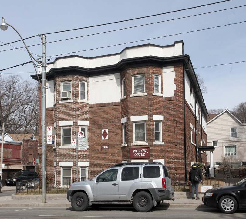 Willow Court in Toronto, ON - Building Photo