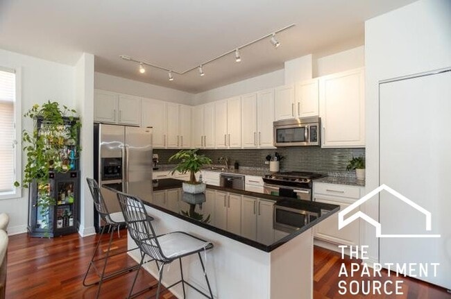 330 N Clinton St in Chicago, IL - Building Photo - Building Photo