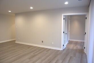 11315 Commonwealth Dr, Unit T-1 in Rockville, MD - Building Photo - Building Photo