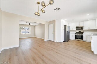 517 Longtree Ave in Henderson, NV - Building Photo - Building Photo