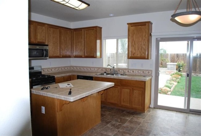 5615 Seedling Way, Unit 31 in Linda, CA - Foto de edificio - Building Photo