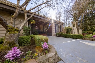 Creekwood Apartments in Des Moines, WA - Building Photo - Building Photo