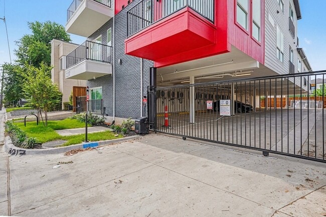 2217 N Fitzhugh Ave, Unit 303 in Dallas, TX - Foto de edificio - Building Photo