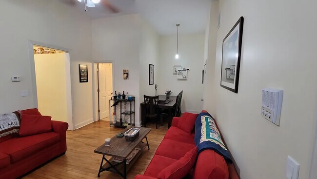 2130 W Chicago Ave, Unit 1R in Chicago, IL - Building Photo - Building Photo