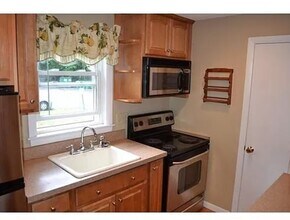 462 Nahatan St, Unit D4 in Norwood, MA - Building Photo - Building Photo
