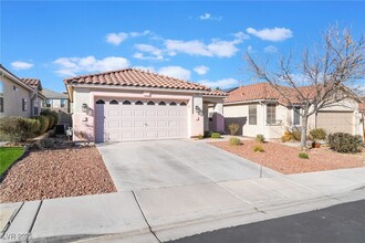 1131 Cathedral Ridge St in Henderson, NV - Foto de edificio - Building Photo