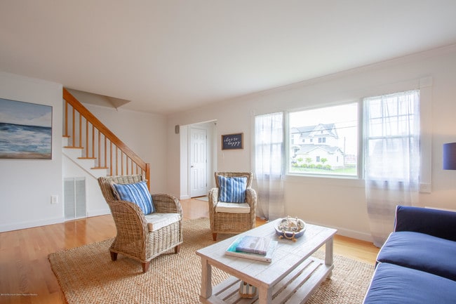 66 Waterman Ave in Rumson, NJ - Building Photo - Building Photo