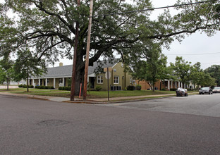 Meeting Street Manor - Cooper River Court in Charleston, SC - Foto de edificio - Building Photo