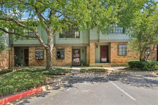 7122 Wood Hollow Dr in Austin, TX - Building Photo - Building Photo