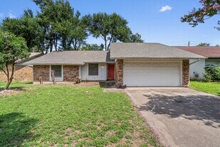 10057 Woodland Village Dr in Austin, TX - Building Photo