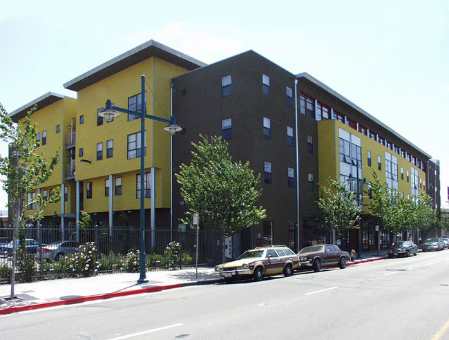 Avalon Senior Housing in Emeryville, CA - Foto de edificio - Building Photo