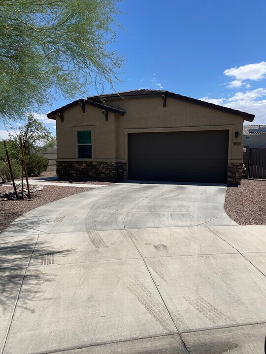 21335 West Granada Road in Buckeye, AZ - Building Photo