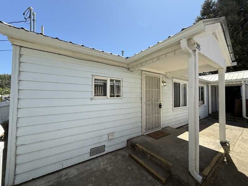 203 NW Pine St in Canyonville, OR - Building Photo