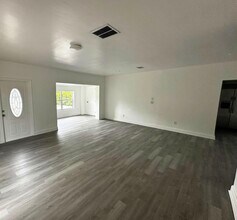 1645 NE 175th St in North Miami Beach, FL - Building Photo - Building Photo