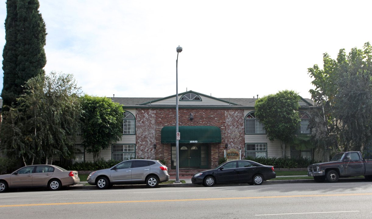 The New Chamber in Granada Hills, CA - Foto de edificio