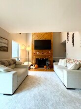 8254 Beehive Cir in Liverpool, NY - Foto de edificio - Building Photo