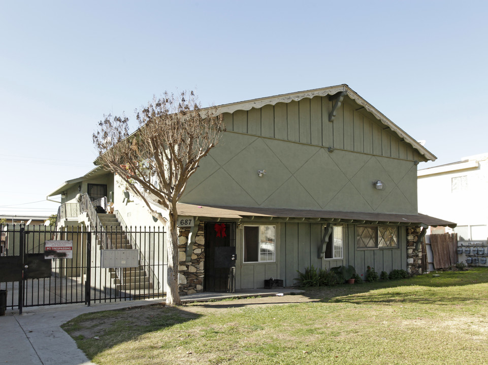 687 Karesh Ave in Pomona, CA - Foto de edificio