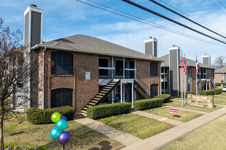 North Hills Place Apartments in Richland Hills, TX - Building Photo - Building Photo