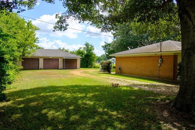9231 Kostelnik St in Needville, TX - Building Photo - Building Photo