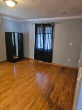 7651 174th St in Fresh Meadows, NY - Foto de edificio - Building Photo