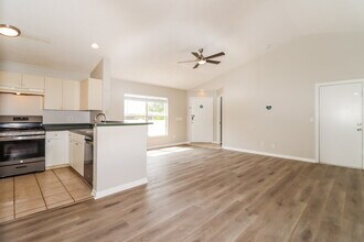 558 Summer Sails Dr in Valrico, FL - Building Photo - Building Photo