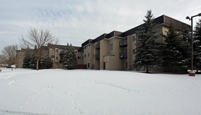 Madison Manor - Senior Apartments in Madison Heights, MI - Building Photo - Building Photo