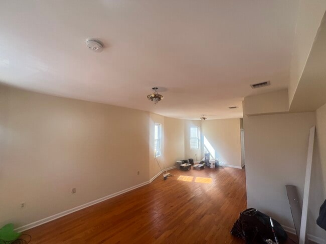 895 S 18th St, Unit 2nd floor in Newark, NJ - Building Photo - Building Photo