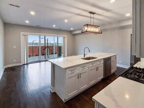 1634 W Cermak Rd in Chicago, IL - Building Photo - Building Photo