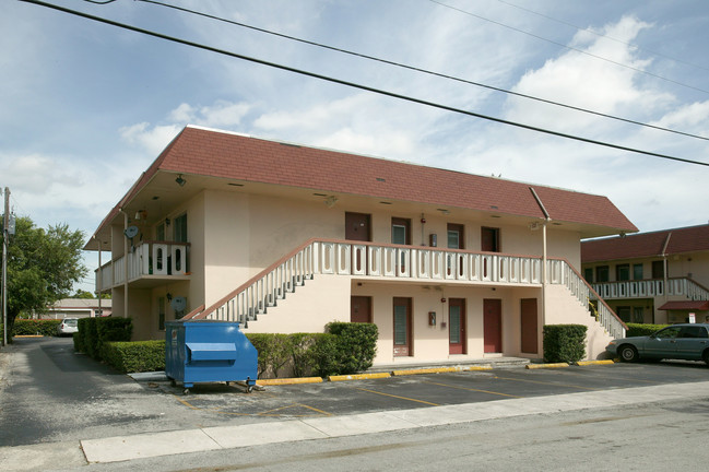 6045 NW 37th St in Miami, FL - Building Photo - Building Photo