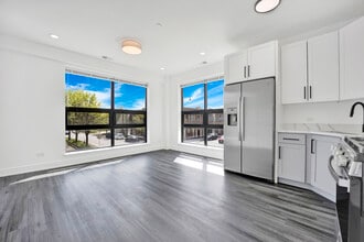 4350 W Lawrence Ave, Unit 408 in Chicago, IL - Building Photo - Building Photo