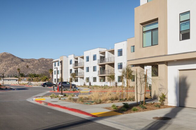 Altitude Apartments in Moreno Valley, CA - Foto de edificio - Building Photo