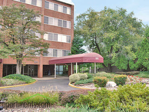 Broadfalls in Falls Church, VA - Foto de edificio - Building Photo