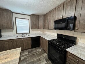 38055 Leverette Ave in Clinton Township, MI - Building Photo - Building Photo