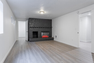 Tabor Villa in Portland, OR - Building Photo - Interior Photo