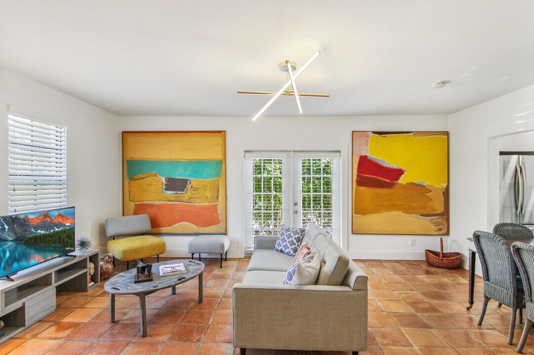 260 Oleander Ave-Unit -E1 in Palm Beach, FL - Foto de edificio