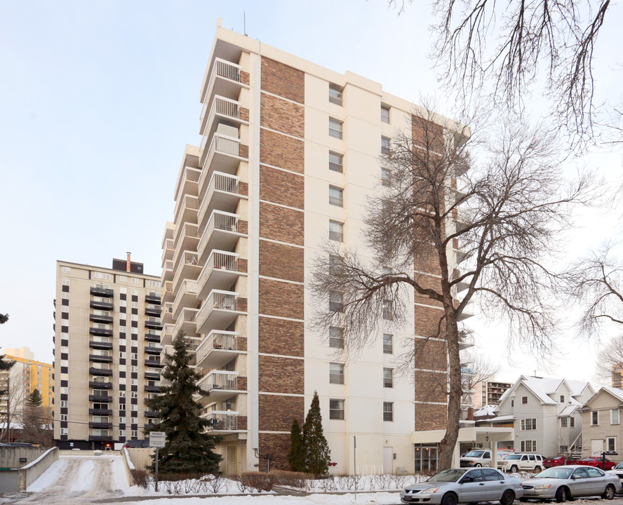 9930 113th St NW in Edmonton, AB - Building Photo