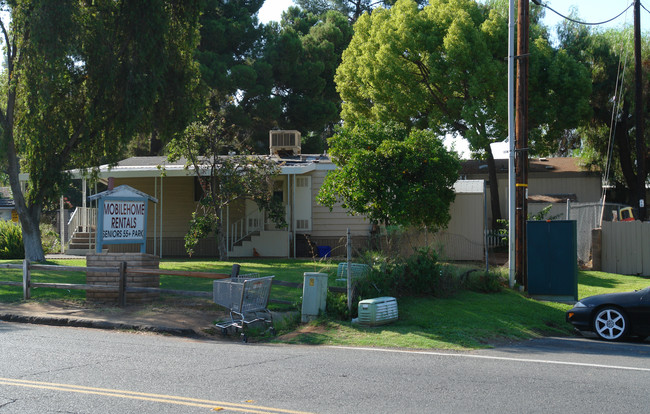 Starlight Mobile Home Park in El Cajon, CA - Foto de edificio - Building Photo