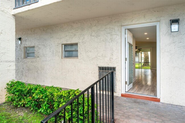 8901 S Hollybrook Blvd in Pembroke Pines, FL - Building Photo - Building Photo