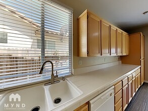 2040 Fenmore Way in Sacramento, CA - Building Photo - Building Photo